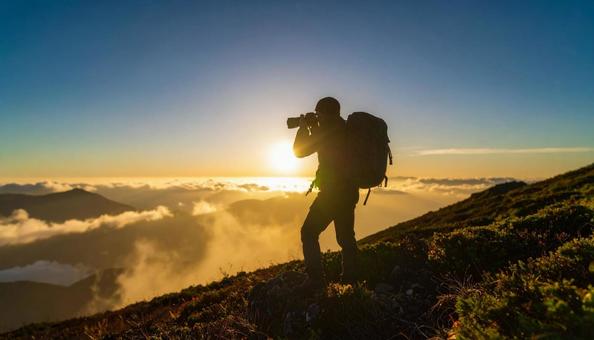 レンズを向ける日本人男性カメラマンの写真