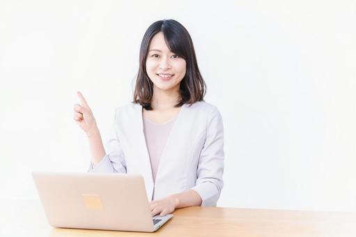 パソコン作業をする若い女性 パソコン作業をする若い女性 pc,オフィス,担当の写真素材