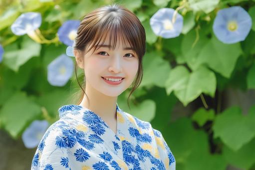 朝顔柄の浴衣を着た笑顔の女性の写真