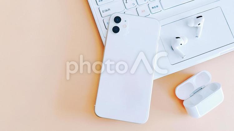 ブルートゥース接続　スマホとイヤフォン bluetooth,ペアリング,コピースペースの写真素材