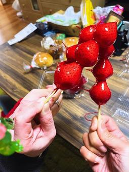 いちご飴を楽しむ至福のひととき いちご飴を楽しむ至福のひととき いちご飴,手,スイーツの写真素材
