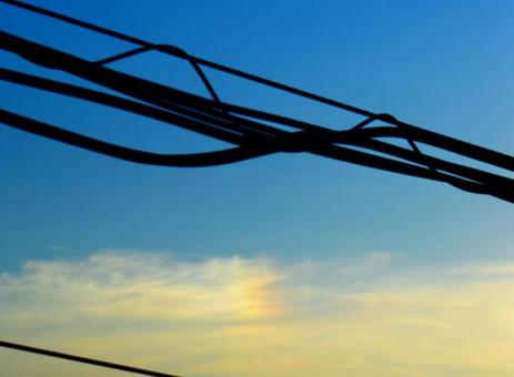 青空と夕雲の中の幻日の写真