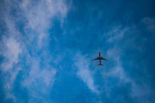 飛行機と青空 飛行機と青空の写真