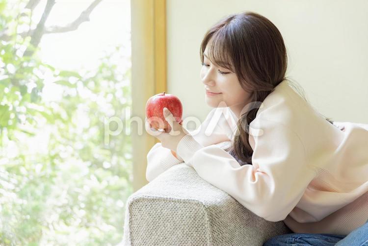 ソファで横になる女性 女性,リビング,うつ伏せの写真素材