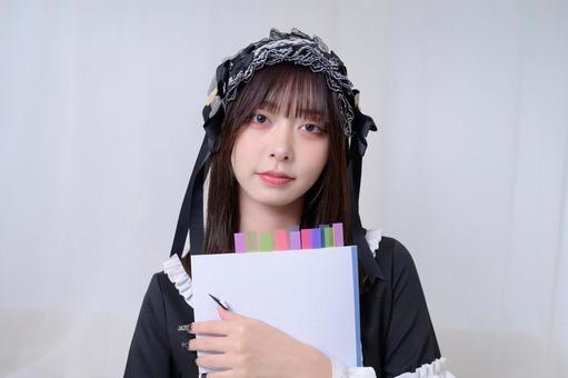 ノートを持つ地雷系女子 ノートを持つ地雷系女子の写真