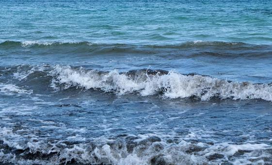 波が打ち寄せる海岸 波が打ち寄せる海岸の写真