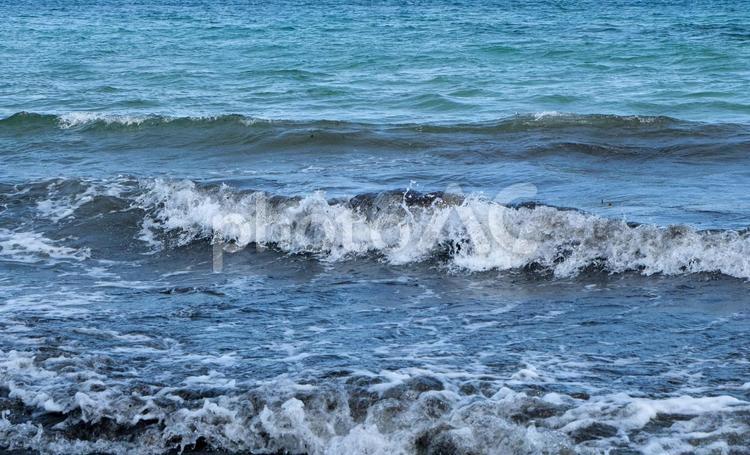 波が打ち寄せる海岸 波,海,浜の写真素材