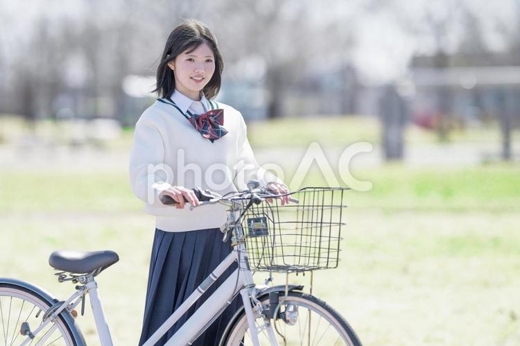 自転車と学生 女子高生,高校生,制服の写真素材