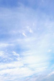空と流れる薄雲の秋の空の背景 縦 空,青空,空模様の写真素材