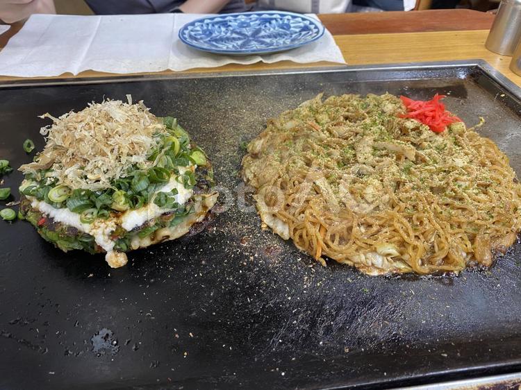 焼きそばとお好み焼き 鉄板,鉄板料理,焼きそばの写真素材