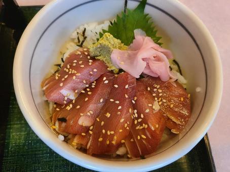 程よく脂の乗った鮪の漬け丼 程よく脂の乗った鮪の漬け丼 鮪,漬け丼,マグロの写真素材