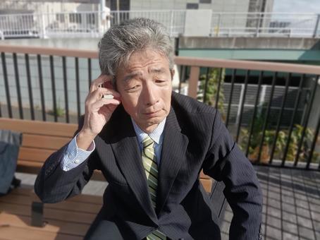 悩むシニア男性サラリーマン シニア,中年サラリーマン,中高年サラリーマンの写真素材