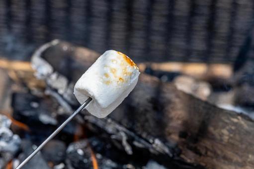 焦げ目のついたマシュマロ マシュマロ,焼く,スイーツの写真素材