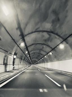 先の見えないトンネル 先の見えないトンネルの写真