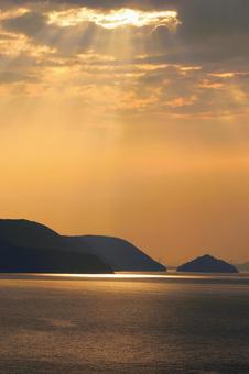 7月中旬の瀬戸内海の天使の梯子の風景 7月中旬の瀬戸内海の天使の梯子の風景 天使の梯子,光,太陽の写真素材