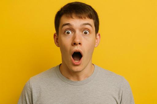 驚いている男性 驚いている男性の写真
