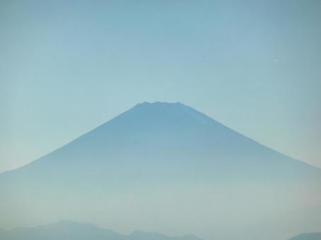 源氏山公園から望む霞の富士山 富士山,山,山並みの写真素材
