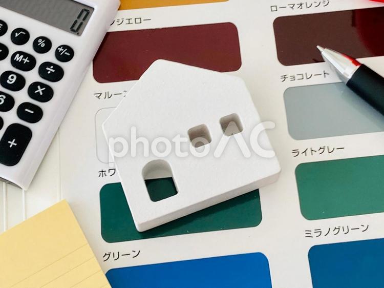 外壁塗装のカラーサンプルと家の模型 外壁塗装,家,リフォームの写真素材