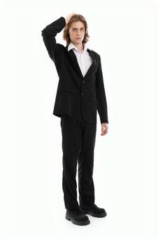 カメラ目線で髪を触る長髪の外国人男性 カメラ目線で髪を触る長髪の外国人男性 男性,真顔,立つの写真素材