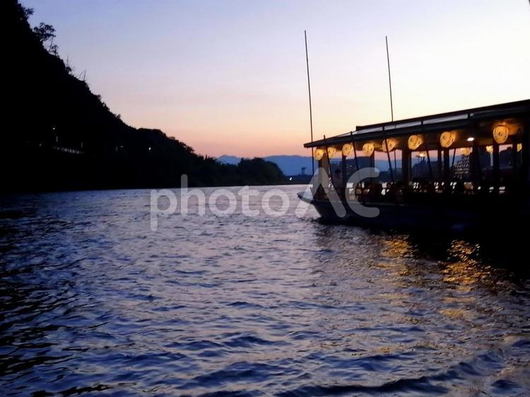 岐阜市の長良川に浮かぶ鵜飼い観覧船 川,夕方,長良川の写真素材