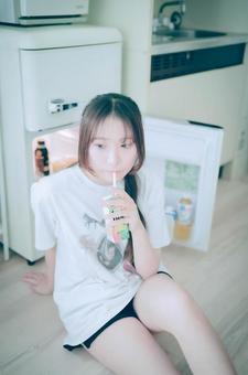 部屋で寛ぐ女性 部屋で寛ぐ女性の写真