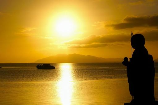 松江の宍道湖に沈む夕日とお地蔵様6 宍道湖,夕日,松江の写真素材