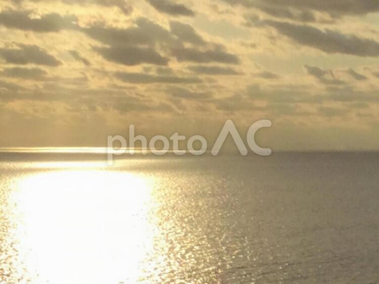 海原に映る夕日 夕方,夕日,夕暮れの写真素材