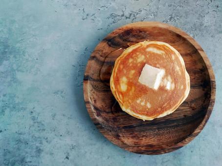 バタートッピングパンケーキ バタートッピングパンケーキ パンケーキ,バター,木皿の写真素材
