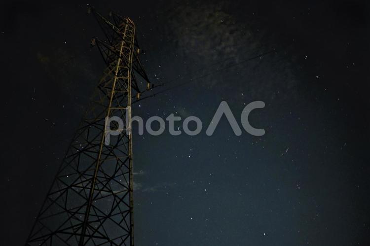 未来を照らす、星降る鉄塔 鉄塔,星空,星の写真素材