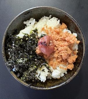 ご飯に鮭フレークとジャバンのりとしそ梅 茶碗飯,あきたこまち,ご飯の写真素材