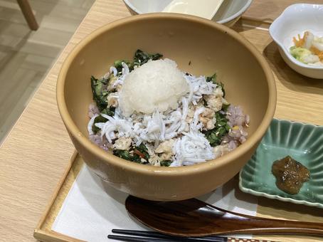 しらす丼〜さば、雑穀米 しらす丼〜さば、雑穀米 雑穀米,丼,しらすの写真素材
