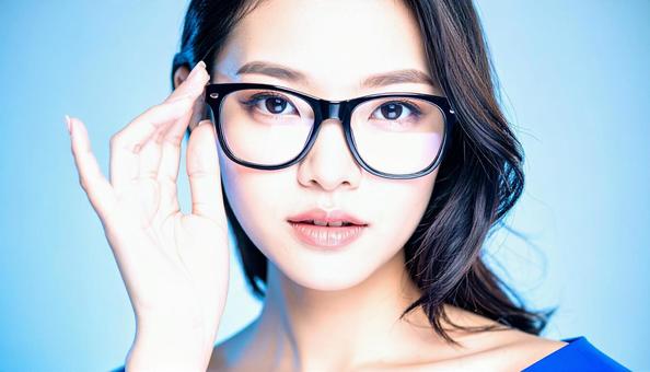 眼鏡をかけた知的で真面目そうな若い女性の写真