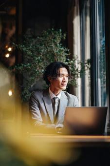 カフェで働く若手ビジネスマン カフェで働く若手ビジネスマンの写真