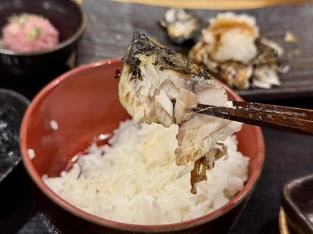 焼き鯖のほぐし身をご飯にのせる 焼き鯖のほぐし身をご飯にのせる 箸,スープ,鯖の写真素材