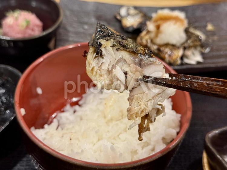 焼き鯖のほぐし身をご飯にのせる 箸,スープ,鯖の写真素材