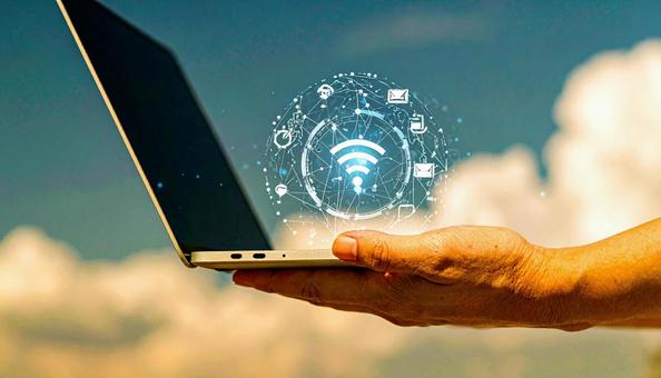 インターフェイスのイメージ　手にパソコンの写真