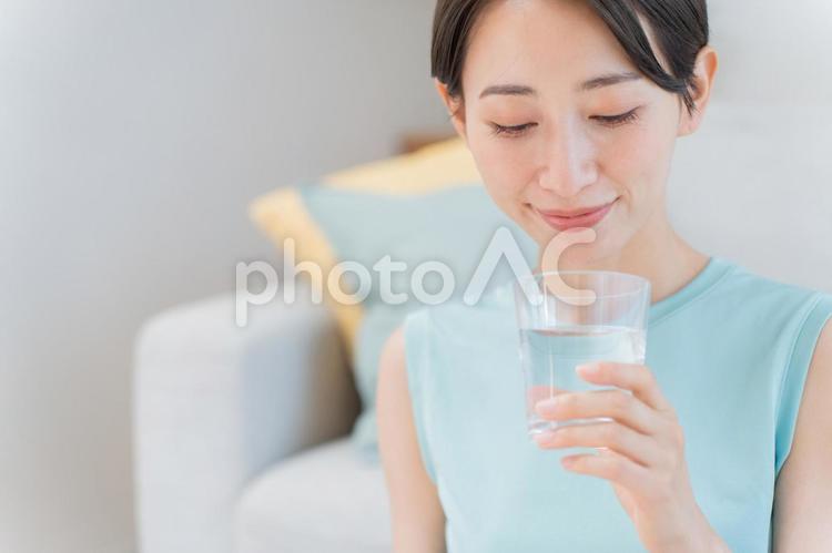 水を持つ女性 水,女性,ライフスタイルの写真素材