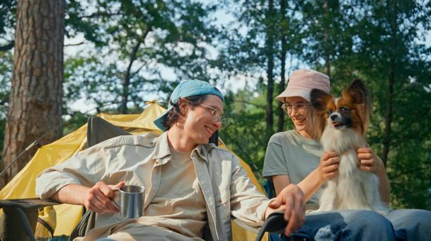 犬と笑顔を浮かべる二人 男女,外国人,犬の写真素材