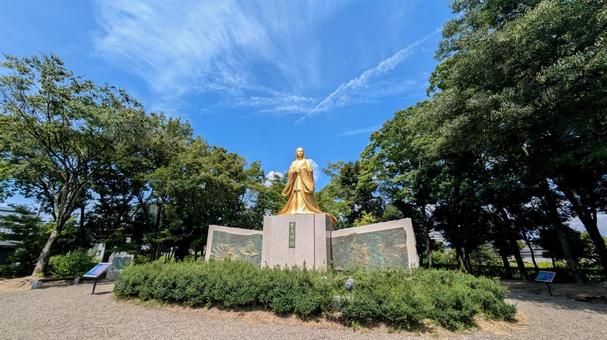 光り輝く黄金の紫式部像 光り輝く黄金の紫式部像 紫式部,紫式部公園,公園の写真素材