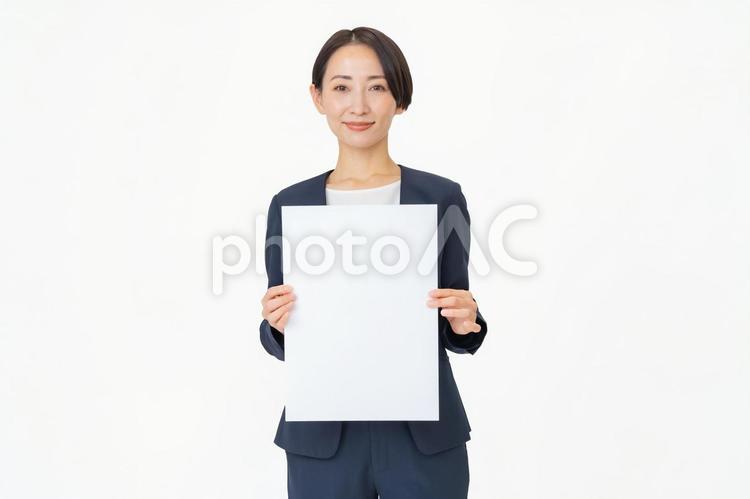 白い紙を持つスーツを着た女性 ビジネスマン,ホワイトボード,ボードの写真素材