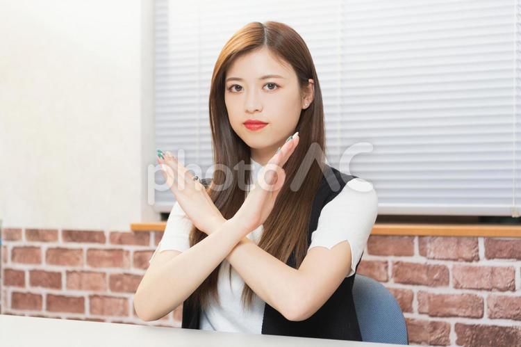 NGのジェスチャーをする若い女性 禁止,ダメ,失敗の写真素材