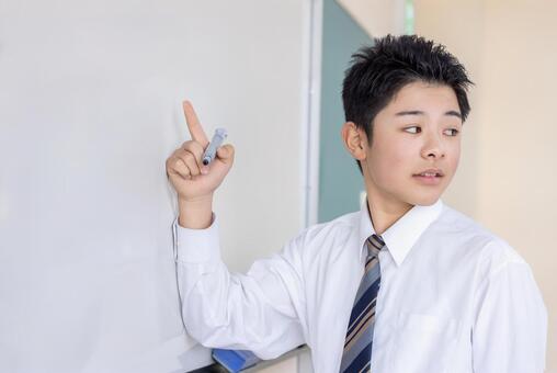 教室のホワイトボードに書く制服の生徒 ホワイトボード,授業,教室の写真素材