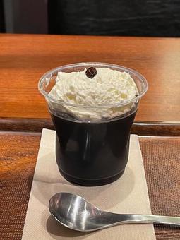 クリームの乗ったコーヒーゼリーとスプーン クリームの乗ったコーヒーゼリーとスプーン コーヒーゼリー,喫茶店,カフェの写真素材