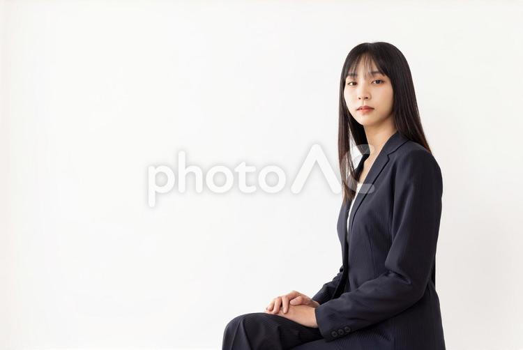 足を組んで座るビジネスウーマン 女性,ビジネスウーマン,座るの写真素材