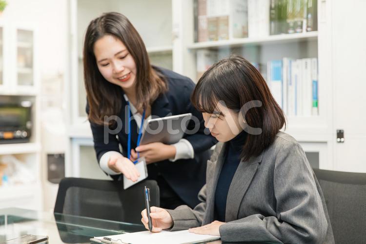 会社で働く女性達　ビジネスウーマン ビジネス,仕事,ビジネスウーマンの写真素材