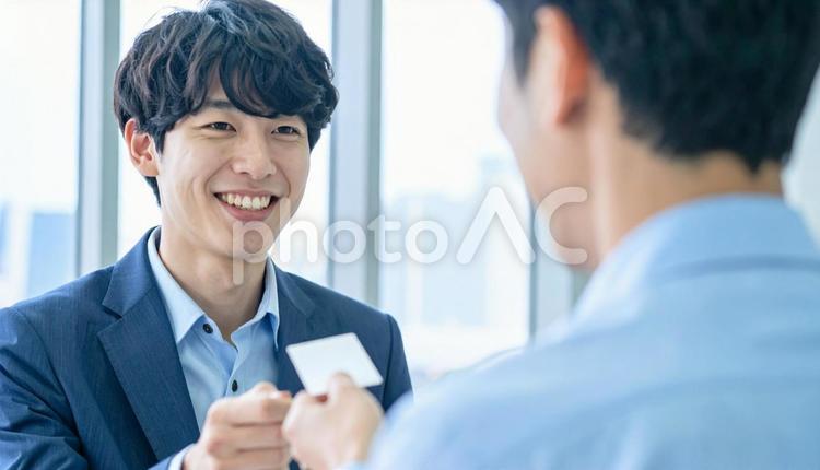 笑顔で名刺交換をする男性会社員 ビジネス,名刺,名刺交換の写真素材