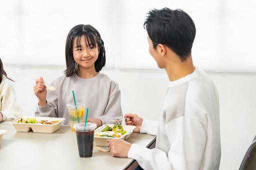 食事をする家族 食事をする家族 配達,フード,弁当箱の写真素材