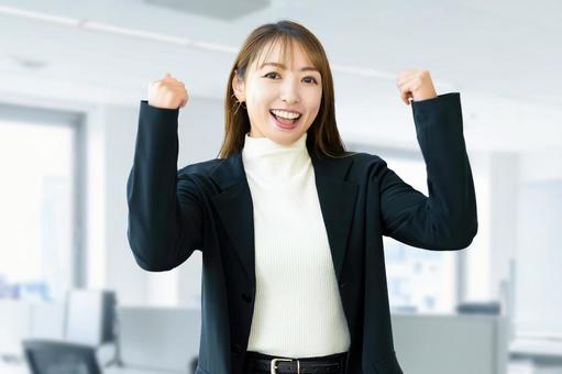 ガッツポーズをする女性・ビジネスウーマン 女性,ガッツポーズ,笑顔の写真素材