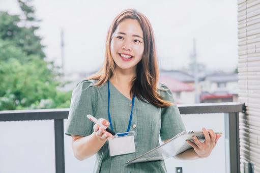 打ち合わせするビジネスウーマン 打ち合わせするビジネスウーマン ビジネス,働く女性,20代女性の写真素材