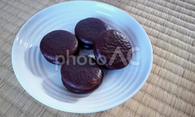 お皿にあるチョコパイ　和室　おやつ チョコパイ,お菓子,チョコレートの写真素材